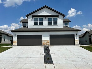 Building Photo - Luxury Duplex South of Austin in Buda