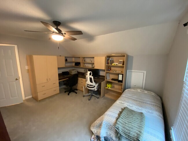 Building Photo - Room in House on Daingerfield Dr