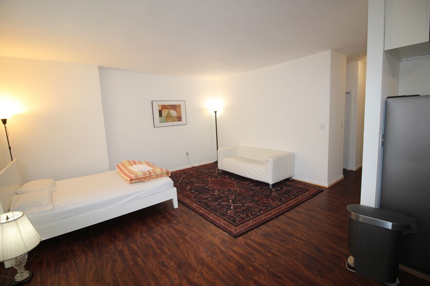 Building Photo - 522 21st St NW