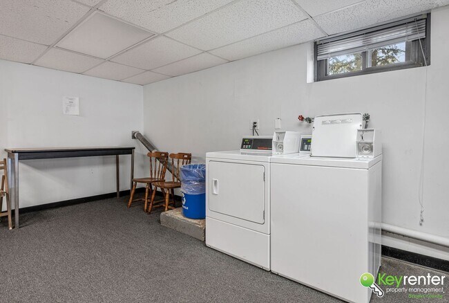 Building Photo - Renovated Studio with easy access to NYC