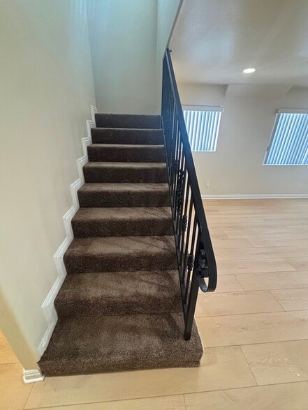 Building Photo - 203 E 109th Pl