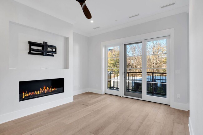 Building Photo - Condo Available Downtown Greenville!