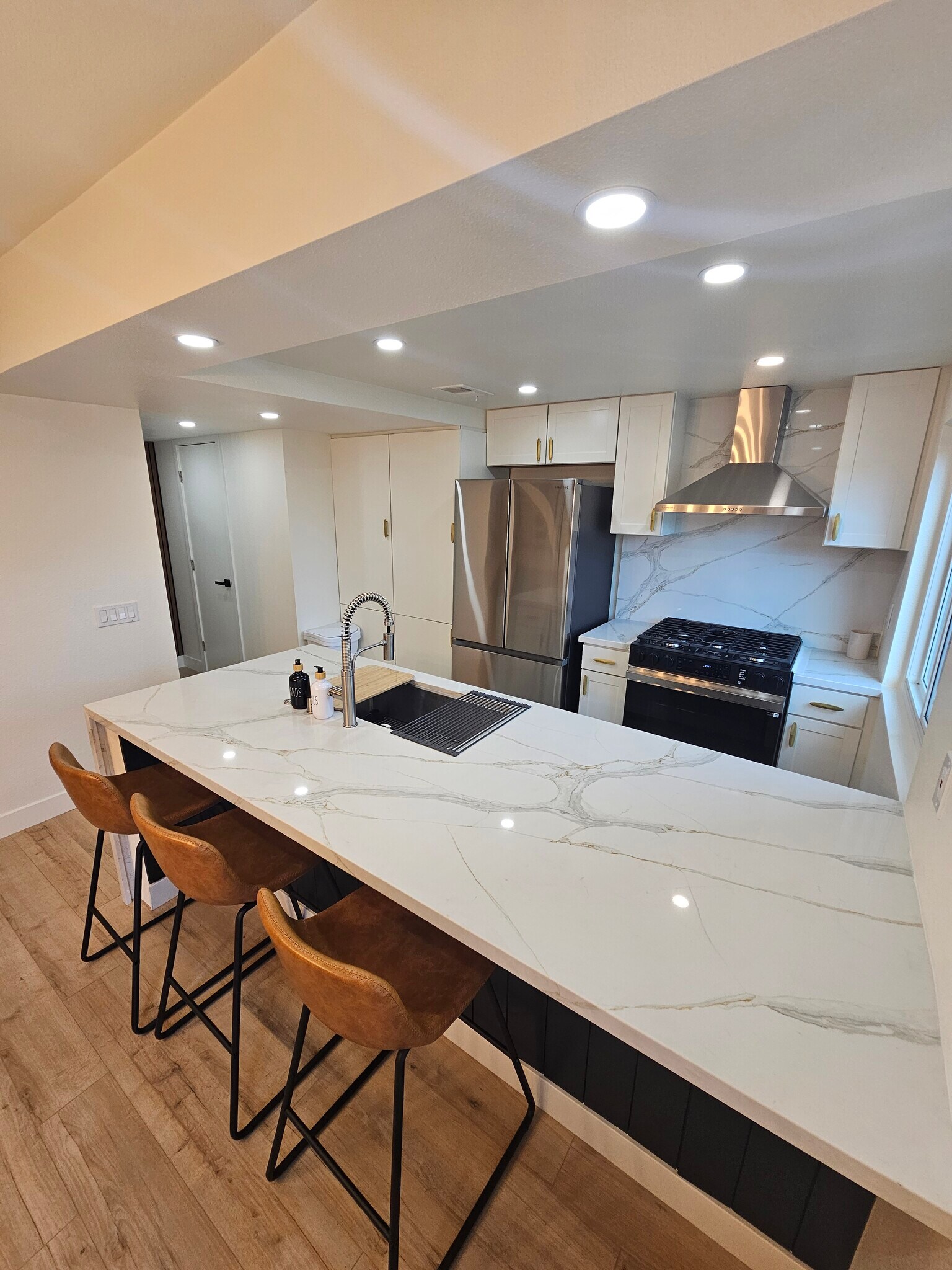 Building Photo - 266 E Via Escuela