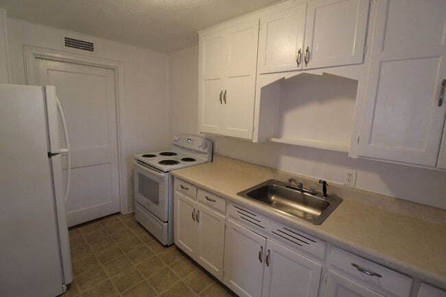 Building Photo - January FREE On This 1 Bedroom 1 Bath Duplex in Navy Hill Area in Olathe
