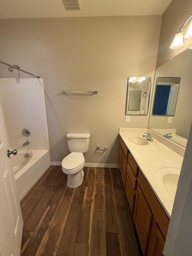 Building Photo - 3 Bedroom 2 Bath Home - Contact Property Pros Property Management