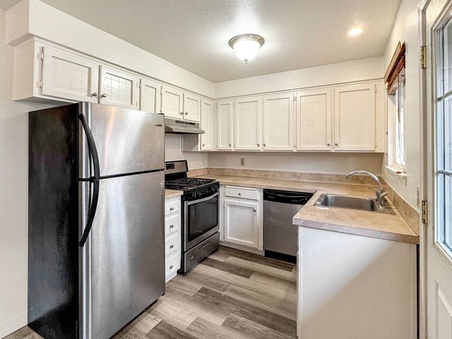 Building Photo - 2 Bedroom Condo For Rent