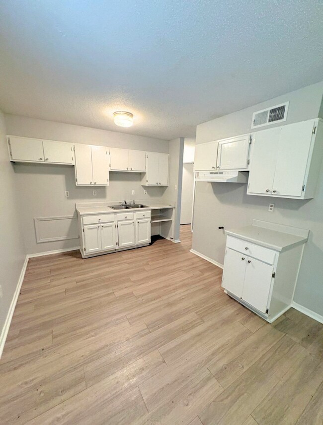 Building Photo - 3666 Bluff Wood Dr