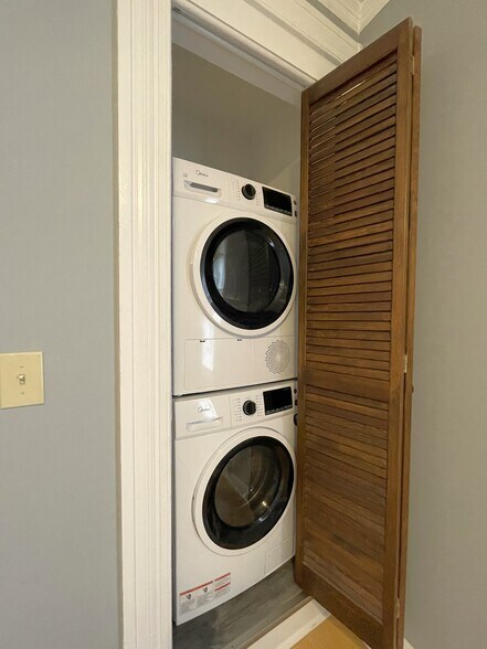 Laundry Closet - 533 W Water St