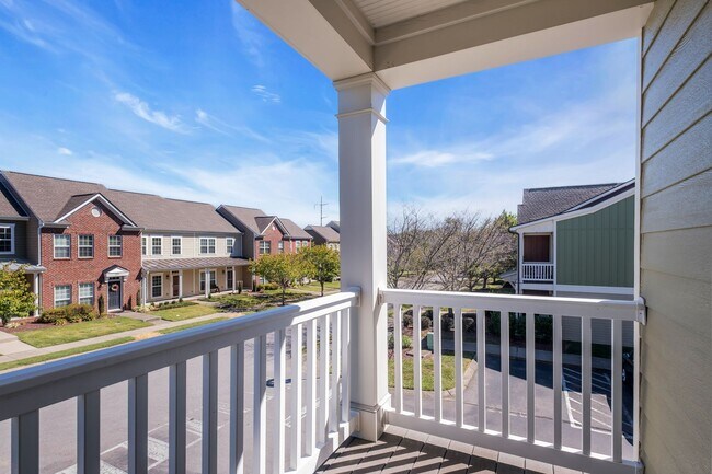Building Photo - 2031 Hemlock Dr