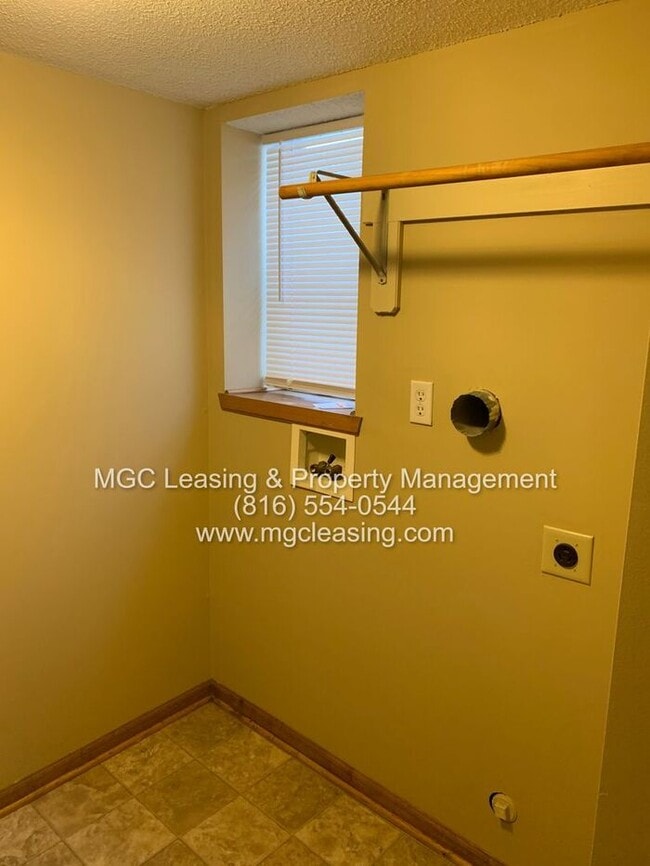 Building Photo - A Bright, Comfortable Split-Level Home in a Convenient Raymore Location - Available April 24