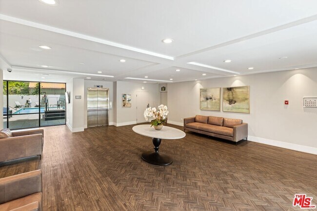 Building Photo - 12115 San Vicente Blvd