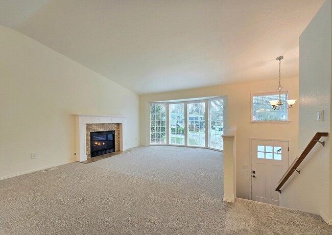Building Photo - Spacious Home in Lake Stevens Available Now!  Pet Friendly