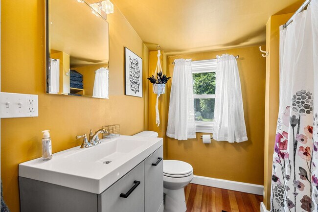 Building Photo - 6 Elwyn Rd