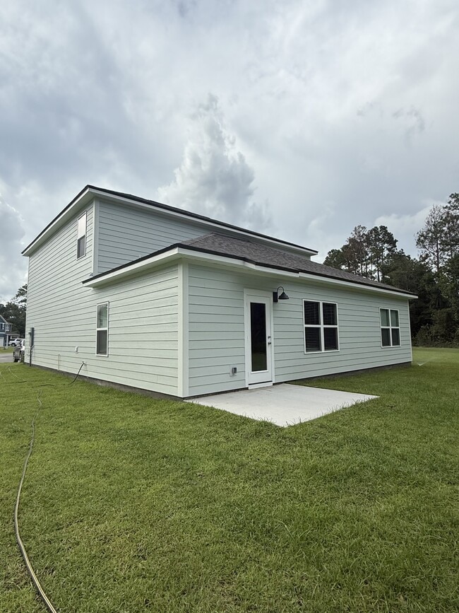 Building Photo - 13 Willow Rd