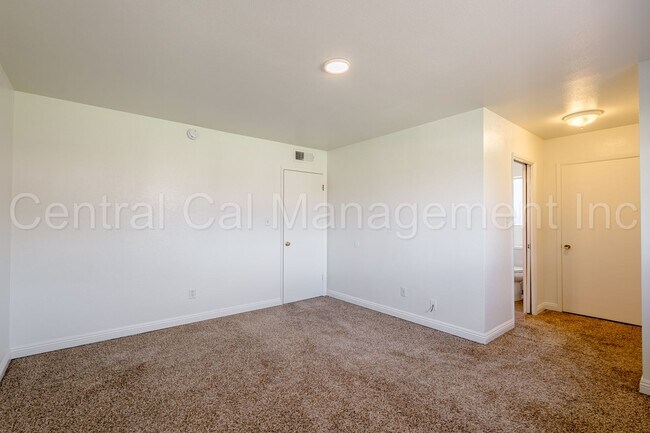Building Photo - 3 Bedroom/2 Bath Home - $2250 per month!