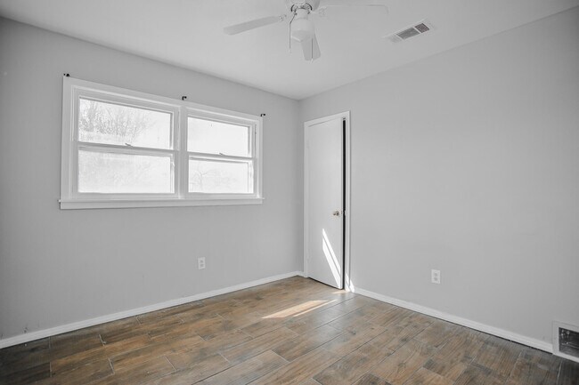 Building Photo - 2641 E Baylor St