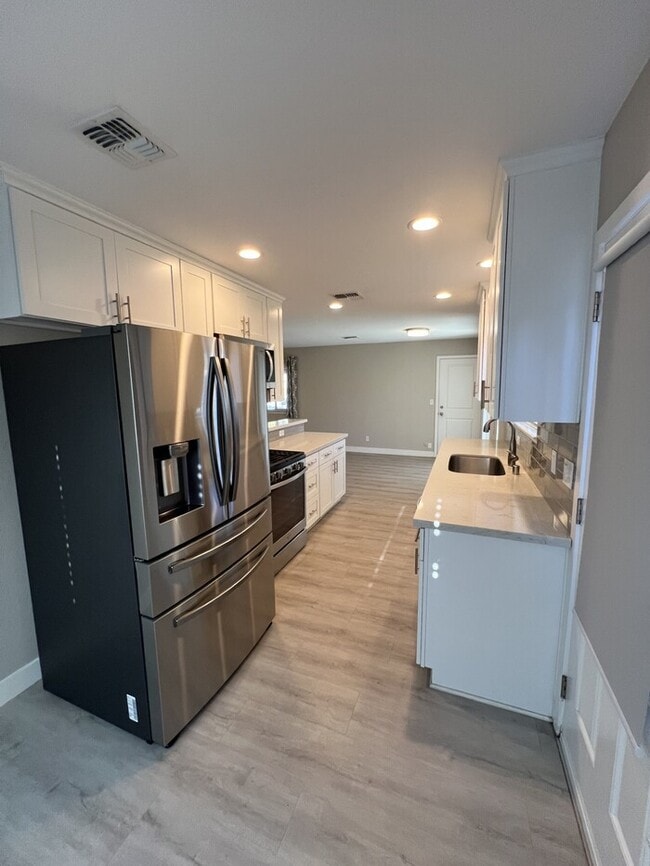 Building Photo - 5535 Skyridge Dr