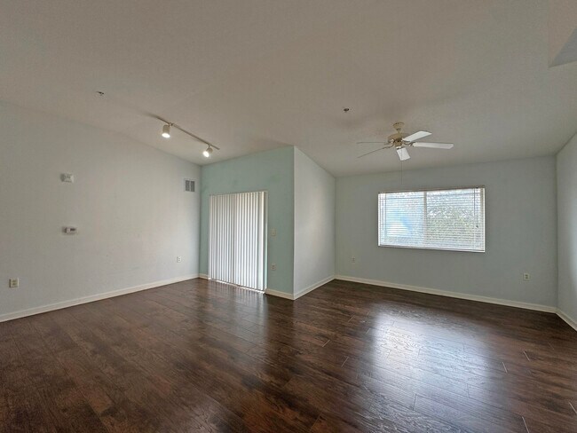 Building Photo - 261 SW Palm Dr