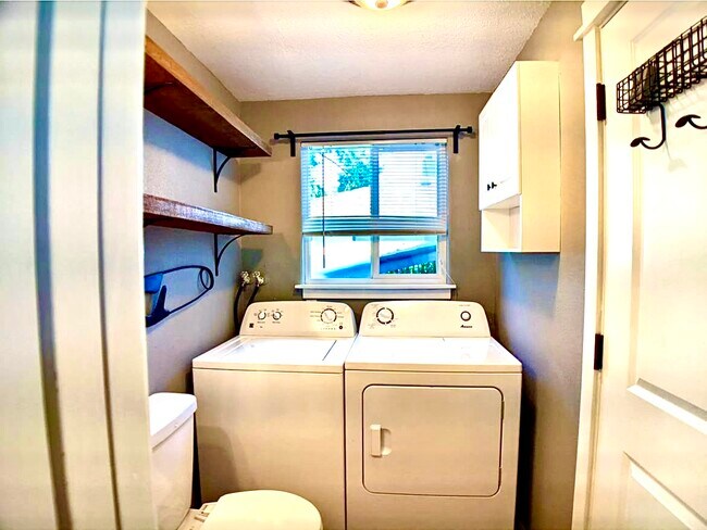 Building Photo - 8010 SE Henry St