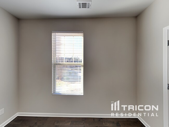 Building Photo - 460 Clematis Court