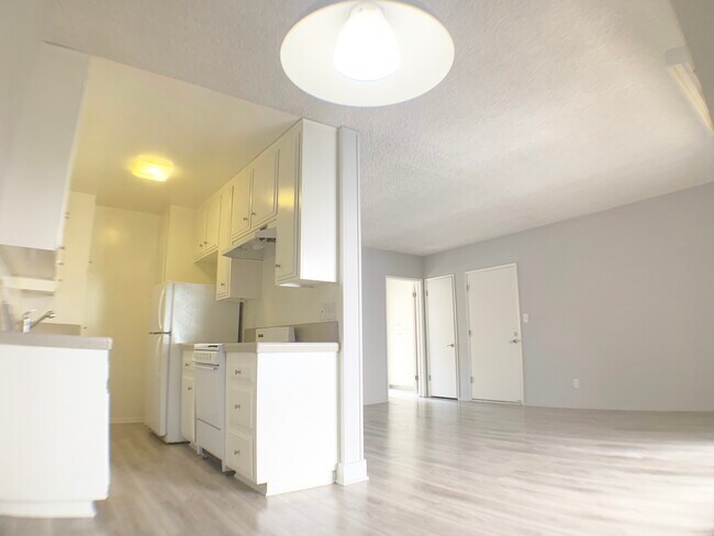 Building Photo - 1415 S Bundy Dr