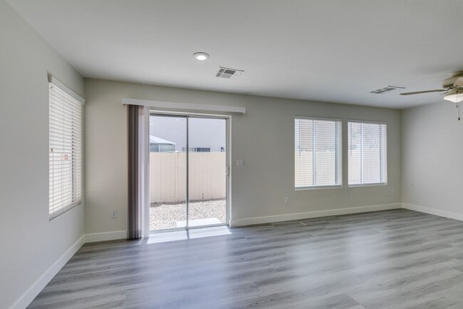 Building Photo - NEWLY UPDATED 4 BEDROOM HOME IN THE SOUTHWEST