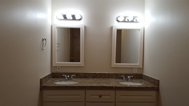 Building Photo - 2102 Rolling Glen Dr