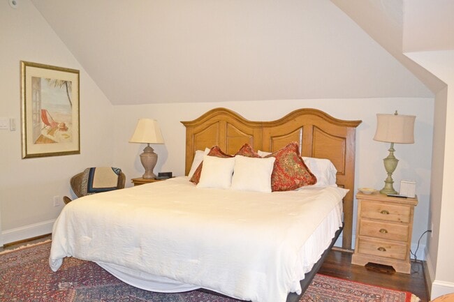 Building Photo - 16 S Somerset Ave