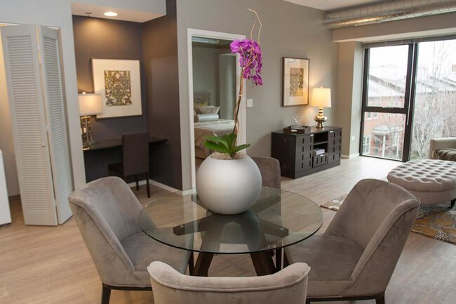 Building Photo - 231 W Scott St