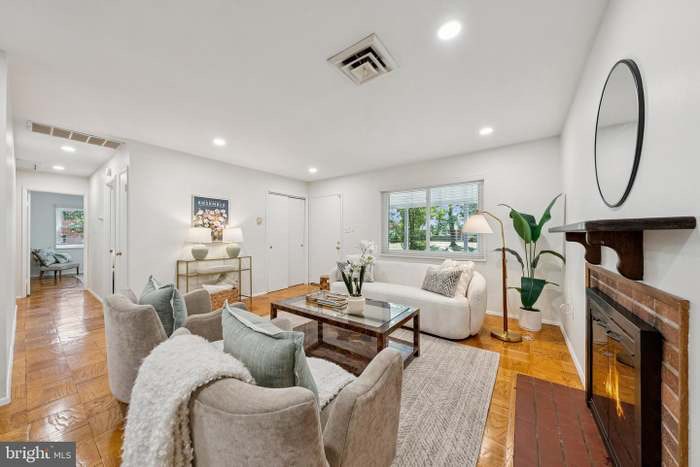 Building Photo - 6206 Yosemite Dr