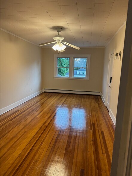 Large bedroom - 10 Bretton Rd