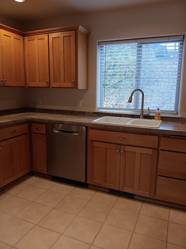 Building Photo - Beautiful Townhouse in West Salem is Ready...