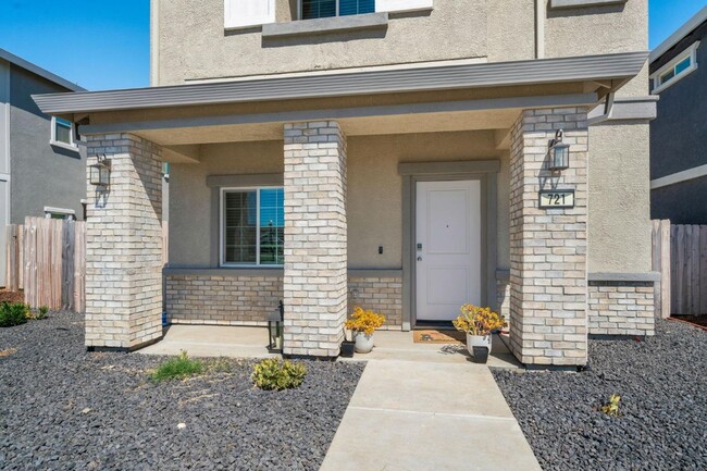 Building Photo - Beautiful almost new 3 bedroom 2/5 bath in...