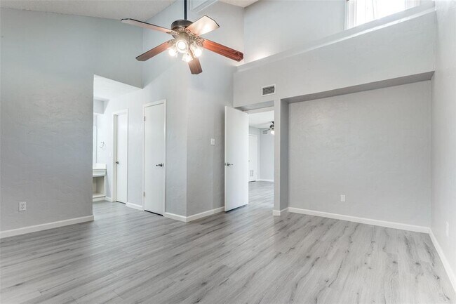 Building Photo - 4 Oakbrook Dr