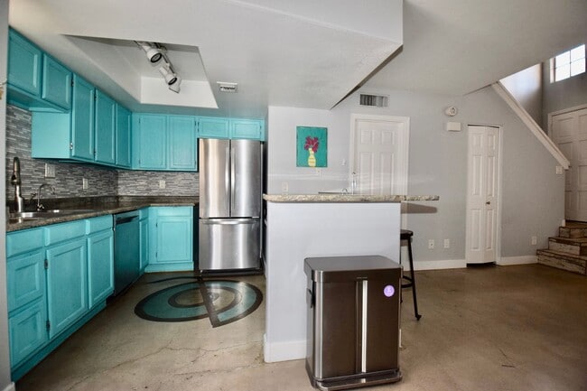 Building Photo - Beautiful modern 1 bed 2 bath corner unit in the Highlands Condominium community.