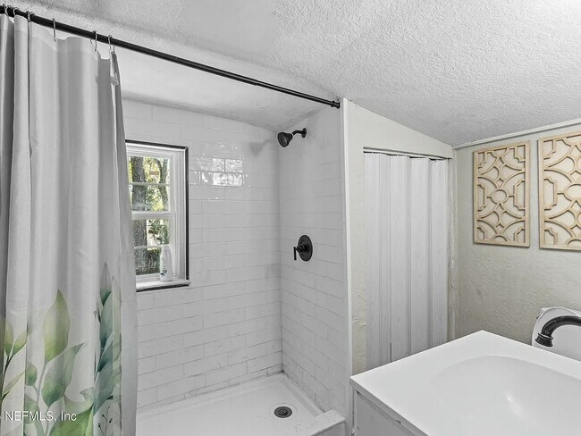 Building Photo - 810 Calvert St