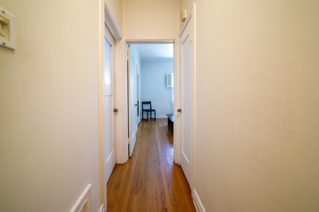 Building Photo - Chic !  1000sq.ft 1 Bed/1 Bath Los Feliz S...