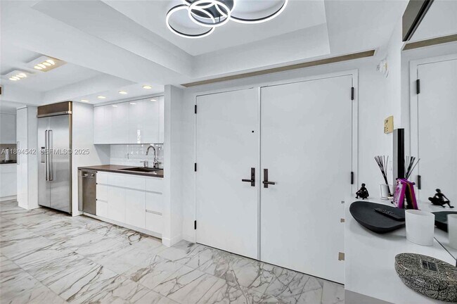 Building Photo - 2 Grove Isle Dr