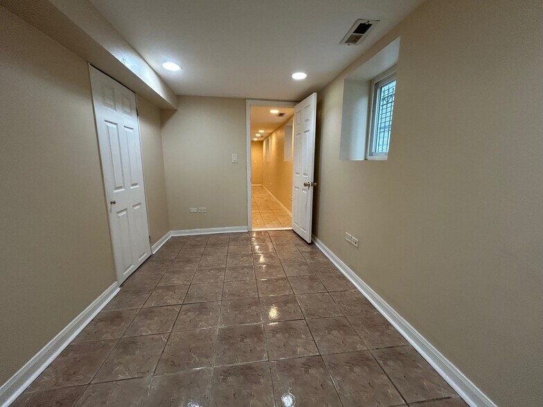 Building Photo - 3849 W School St