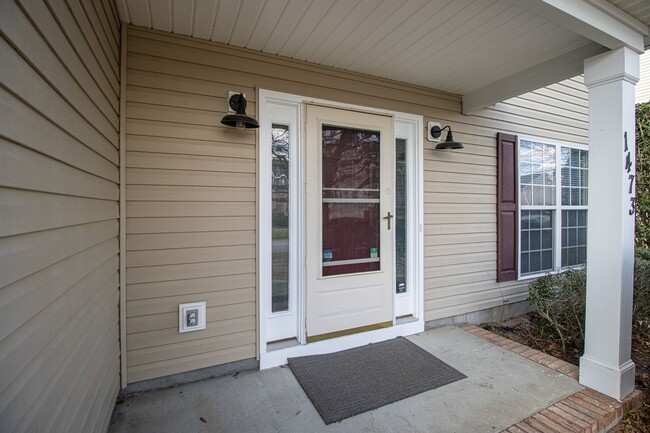 Building Photo - Beautiful 3BR/2.5BA Home with Fenced Yard, Granite Kitchen & Neighborhood Pool
