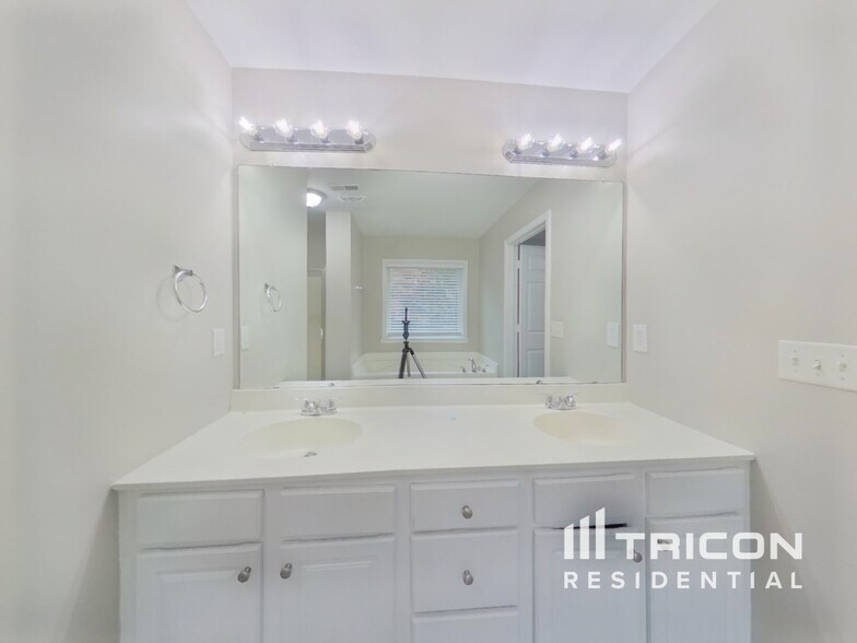 Building Photo - 8122 Valley Ridge Dr