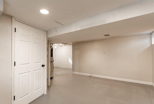 Building Photo - 2750 N 61st St