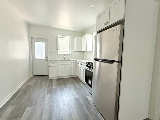 Building Photo - 1520 S Myrtlewood St