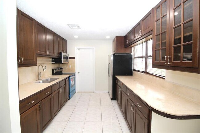 Building Photo - 3910 SW 61st Ave