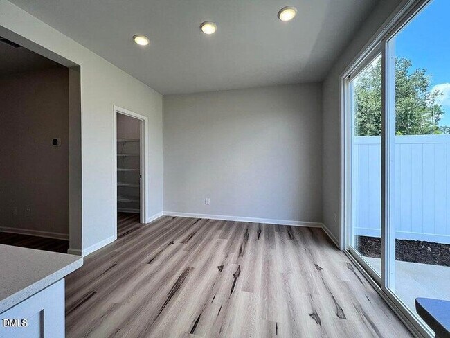 Building Photo - 136 Kobus Ct