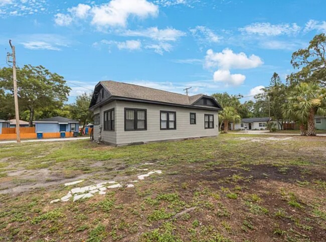 Building Photo - 548 Woodlawn St