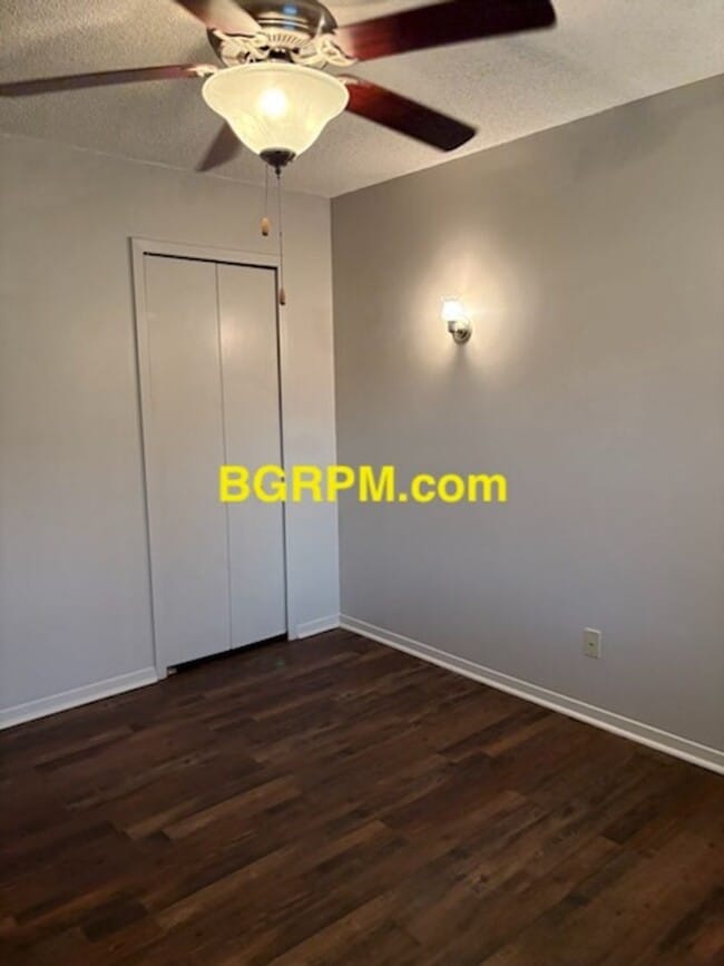 Building Photo - 3 BD, 1 1/2 BA, Home in Sherwood