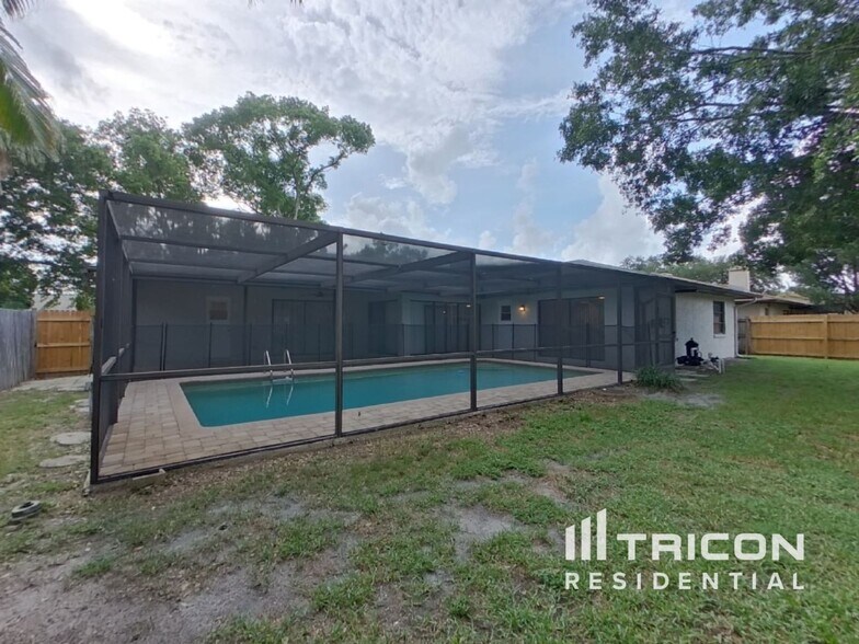 Building Photo - 2666 Luce Dr W