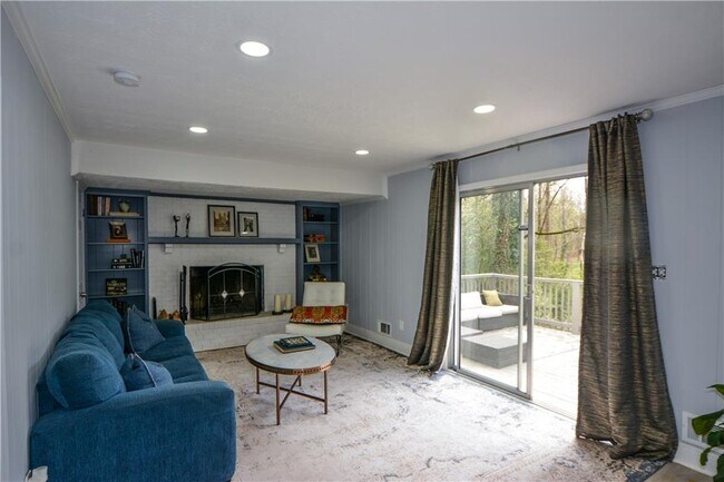 Building Photo - 643 Navarre Dr