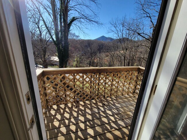 Building Photo - Wonderful spacious country home